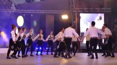 Romanya, Timisoara - 7 Temmuz 2018: Geleneksel kostüm genç Türk dansçılar 