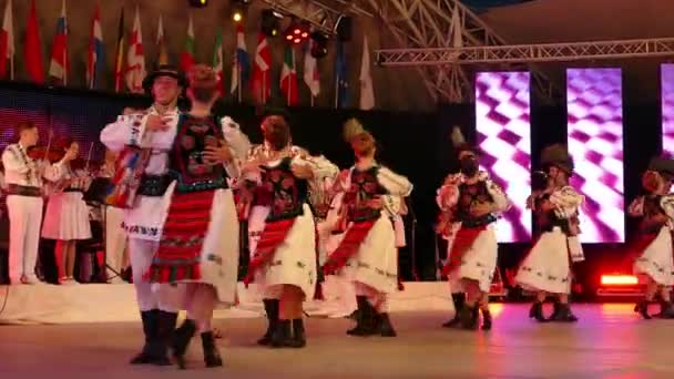 Rumunsko, Temešvár - 7 července 2018: Mladý rumunský tanečníků v tradičních lidových krojích přizváním lidový tanec Mezinárodní Festival srdcí pořádané radnice Timisoara.