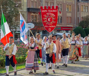 Romanya, Timisoara-Temmuz 5, 2017:Group geleneksel kostüm mevcut Uluslararası Halk Festivali Belediye Binası Timisoara tarafından düzenlenen kupa Uluslararası Festivali İtalya'dan dansçıların.