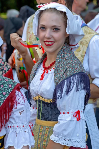ルーマニア ティミショアラ 2018 の若い女性イタリアから伝統的な衣装 国際民族舞踊フェスティバル 市庁舎ティミショアラ主催 心の国際フェスティバル に出席 — ストック写真