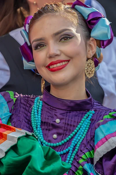 伝統的な衣装でメキシコからの若い女性が市庁舎ティミショアラ主催 心の国際フェスティバル 国際民俗祭で現在ルーマニア ティミショアラ 2018 — ストック写真