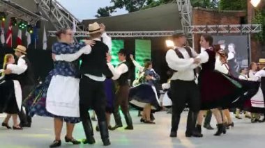 Romanya, Timisoara - 7 Temmuz 2018: Grup geleneksel kostüm mevcut Uluslararası Halk Festivali Belediye Binası Timisoara tarafından düzenlenen kupa Uluslararası Festivali Macaristan'dan dansçıların.