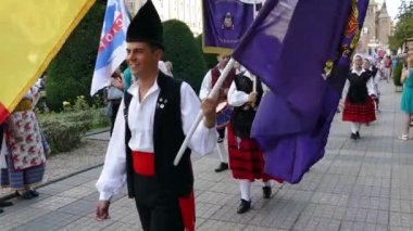 Romanya, Timisoara - 5 Temmuz 2018: Grup geleneksel kostüm mevcut Uluslararası Halk Festivali Belediye Binası Timisoara tarafından düzenlenen kupa Uluslararası Festivali İspanya'dan dansçıların.