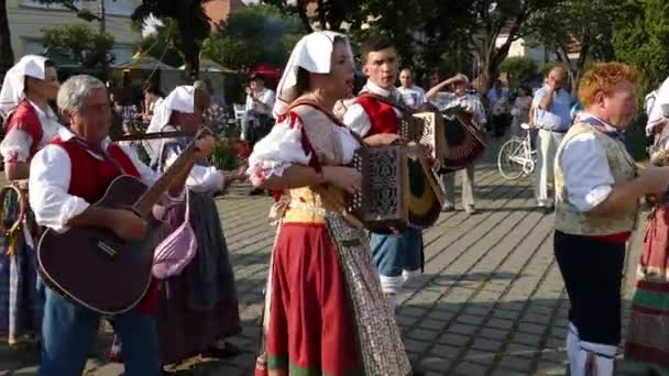 Rumunsko, Tirgu Mures - 5 července 2018: Skupiny tanečníků z Itálie v tradičních lidových krojích na Mezinárodní folklorní festival International Festival Of Hearts pořádá radnice Timisoara.