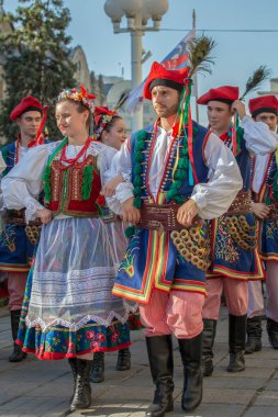 Timisoara, Romanya - 6 Temmuz 2017: Geleneksel kostüm uluslararası halk festivalin mevcut--dan Polonez ya genç dansçılar Uluslararası Festivali kalpler City Hall Timisoara tarafından düzenlenen.
