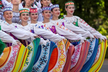 Timisoara, Romanya - 6 Temmuz 2017: Beyaz Rusya geleneksel kostüm 