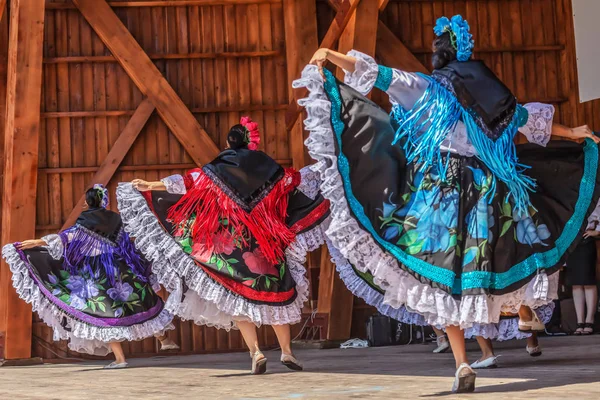 Timisoara, Romanya - 10 Temmuz 2016: Kolombiya'dan geleneksel kostüm 