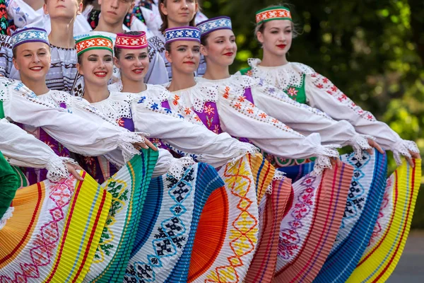Timisoara, Romanya - 6 Temmuz 2017: Beyaz Rusya geleneksel kostüm 