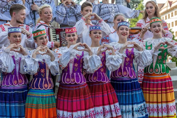 Timisoara, Romanya - 6 Temmuz 2017: Beyaz Rusya geleneksel kostüm 