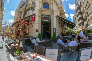 Bucharest, Romanya - 16 Temmuz 2018: Küçük ve güzel sokak teraslarda turistler, şehrin tarihi merkezinde yer alan ile.