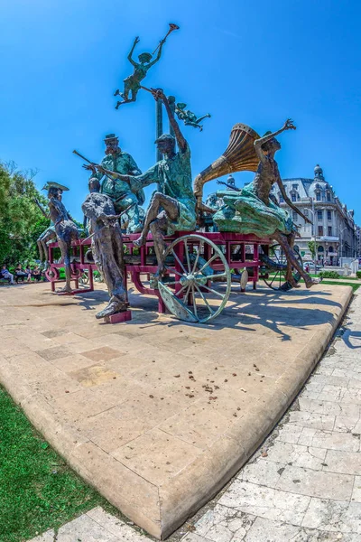 ブカレスト ルーマニア 2018 彫像グループ ハーレクインとカート 彫刻ヨアン Bolborea 国立劇場前に カラジャーレ本の人物 — ストック写真