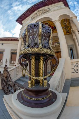Bucharest, Romanya - 17 Temmuz 2018:Detail Romanya Ortodoks ataerkil Patriarchal tepede bulunan Katedrali iç mahkemede binaların. 1655-1659 Prens Basarab tarafından arasında inşa edilmiştir.