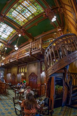 Bucharest, Romanya - 16 Temmuz 2018: İç Restoran Caru' Cu 1899 ve yenilenmiş kalma Bere (bira satır başı restoran) dayalı mimar Zigfried Kofsinsky proje üzerinde. 