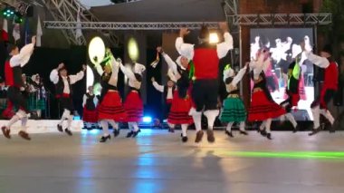 Timisoara, Romanya - 7 Temmuz 2018: Geleneksel kostüm, İspanyol dansçılar gerçekleştirmek halk dansları 