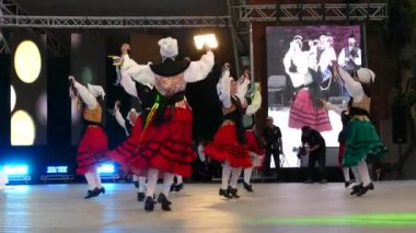 Timisoara, Romanya - 7 Temmuz 2018: Geleneksel kostüm, İspanyol dansçılar gerçekleştirmek halk dansları 