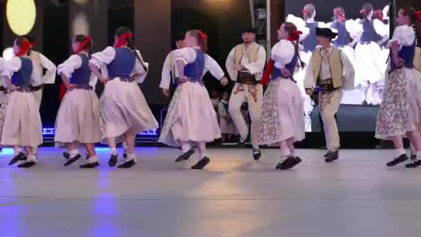 蒂米什瓦拉 罗马尼亚 2018年7月7日 斯洛伐克舞者身着传统服装 在大会堂举办的 国际红心节 期间进行民间舞蹈蒂米什瓦拉 — 图库视频影像