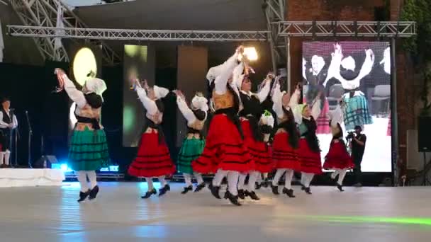 蒂米什瓦拉 罗马尼亚 2018年7月7日 传统服装的西班牙舞者 在大会堂举办的 国际红心节 期间进行民间舞蹈蒂米什瓦拉 — 图库视频影像