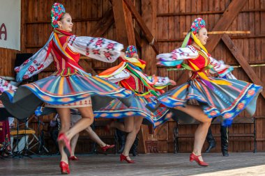 Timisoara, Romanya-8 Temmuz 2018: geleneksel kostüm Ukrayna genç dansçılar şehir salonu tarafından düzenlenen Uluslararası Halk Festivali 