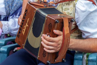 Erkek İtalyan müzikal gelenekleri tipik müzik aleti şarkı.
