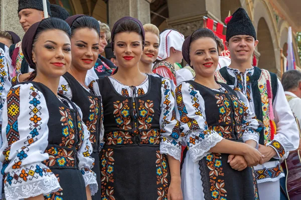 蒂米什瓦拉 罗马尼亚 2018年7月5日 罗马尼亚舞者在传统服装出席国际民俗节 国际心节 举办的市政厅 — 图库照片