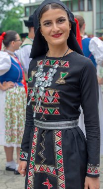 Timisoara, Romanya - 8 Temmuz 2018: Gürcistan'dan dansçı kadın geleneksel kostüm 