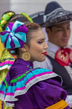 Timisoara, Romanya - 8 Temmuz 2018: Meksika dansçılar geleneksel kostüm 