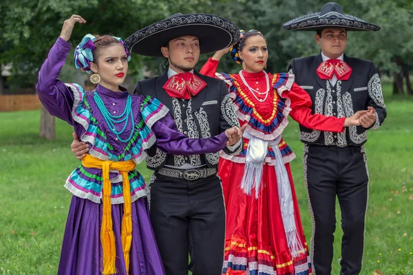ティミショアラ ルーマニア 2018 現在の市庁舎で国際民俗祭 心の国際フェスティバル 主催の伝統的な衣装でメキシコ ダンサー — ストック写真