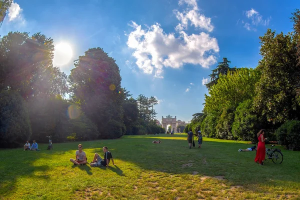 Milan Italy June 2015 Young People Relax Atmosphere Sunset Arch — Stock Photo, Image
