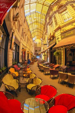 Bucharest, Romanya - 16 Temmuz 2018: İç geçit Macca-Villacrosse. Cam kaplı ve uzun at nalı şekli ile bu Felix Xenopol mimar tarafından tasarlanmış ve 1891 yılında bitmiş.