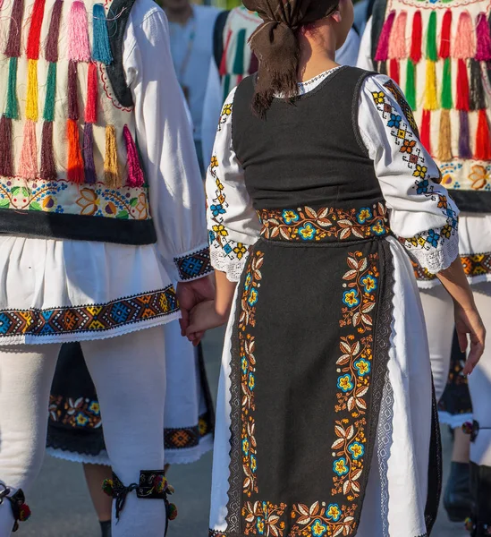 罗马尼亚民间服装的细节为妇女和人 以多色刺绣 — 图库照片