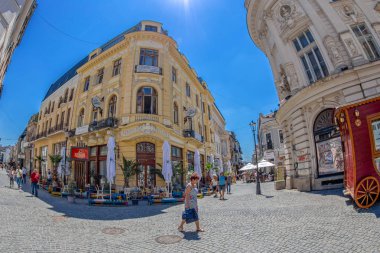 Bucharest, Romanya - 17 Temmuz 2018: Küçük pitoresk sokak terasları ve turistler ile şehrin tarihi merkezi Lipscani-Smardan sokaklarda kesişimi bulunan.
