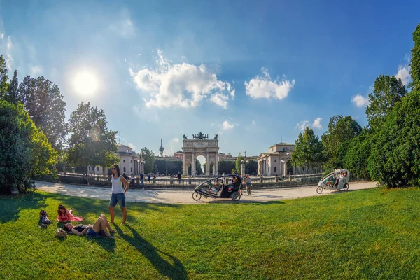 Mailand Italien Juni 2015 Junge Leute Entspannen Sich Einer Atmosphäre — Stockfoto