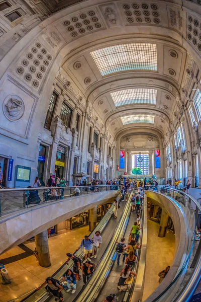 Milan Italie Juin 2018 Escalator Avec Personnes Gare Centrale Stazione — Photo