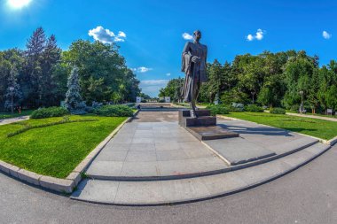 Bükreş, Romanya, 16 Temmuz 2018: Heykel genel de Charles de Gaulle, Fransa Cumhurbaşkanı 1958-1969 arasında Bükreş Herastrau Park girişlerinde birinde yer alan.