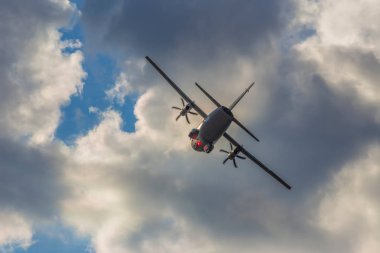 Timisoara uluslararası havaalanından bir airshow, gösteriler yapıyor düzenlediği taşıma donanımları için bir büyük uçak silueti.