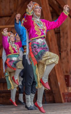 Romanya, Timisoara - 8 Temmuz 2018: Geleneksel kostüm, Genç Türk dansçılar Uluslararası Halk Festivali, mevcut 