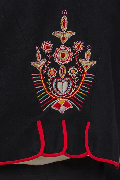 多色刺绣人的斯洛伐克民间服饰细节 — 图库照片