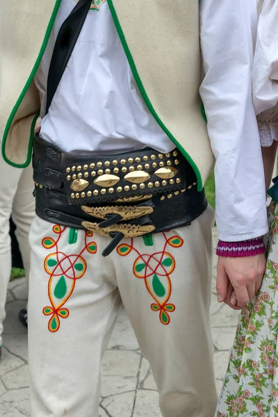 複数の人のためのスロバキア民族衣装の詳細色刺繍 — ストック写真