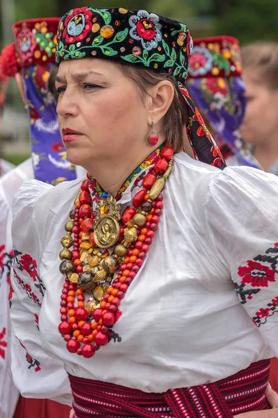 Rumania Timisoara Julio 2018 Mujer Madura Ucrania Traje Tradicional Presente —  Fotos de Stock