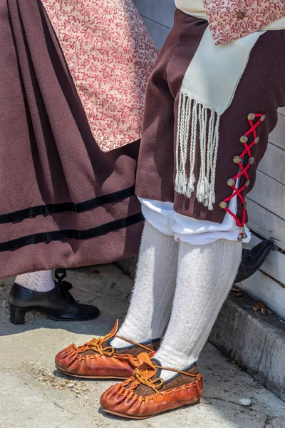 男性と女性の複数のスペインの民族衣装の詳細色刺繍 — ストック写真
