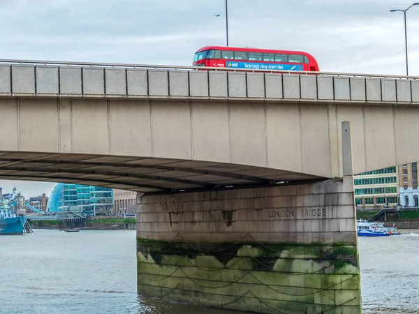 Londyn Anglia Listopada 2017 Czerwony Double Decker Autobusów London Bridge — Zdjęcie stockowe