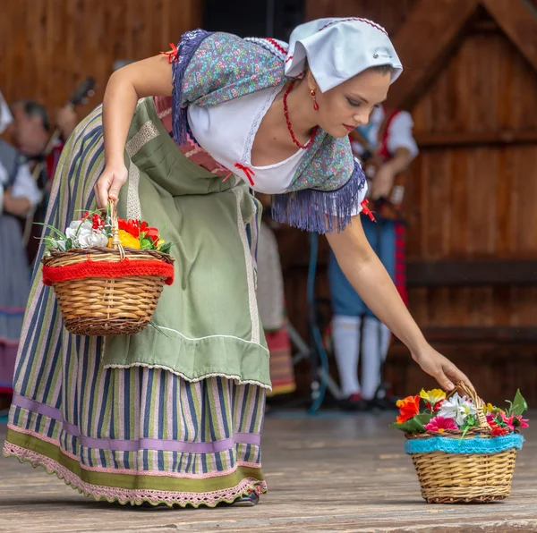 Romania Timisoara July 2018 Young Woman Italy Traditional Costume Present — Stock Photo, Image