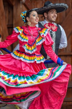 Timisoara, Romanya - 8 Temmuz 2018: Genç Meksikalı dansçılar geleneksel kostüm, Uluslararası Halk Festivali, mevcut 