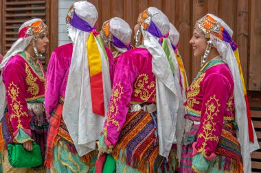 Timisoara, Romanya-Temmuz 8, 2018: Genç Türk dansçı kızlar geleneksel kostüm, Uluslararası Halk Festivali, mevcut 