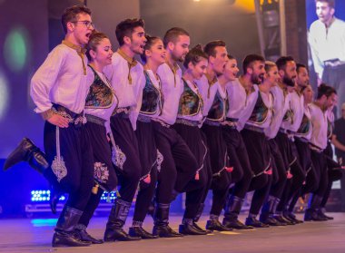 Timisoara, Romanya - 7 Temmuz 2018: Genç Türk dansçılar geleneksel kostüm, Uluslararası Halk Festivali, mevcut 
