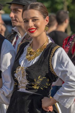 Timisoara, Romanya - 8 Temmuz 2018: Romanya'dan geleneksel kostüm, mevcut Uluslararası Halk Festivali 