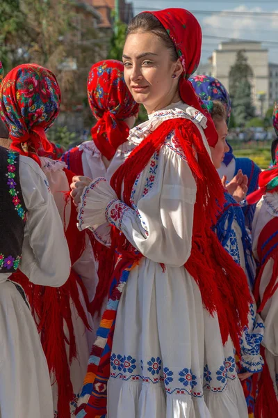 Timisoara Rumania Julio 2018 Mujer Joven Rumania Traje Tradicional Presente —  Fotos de Stock