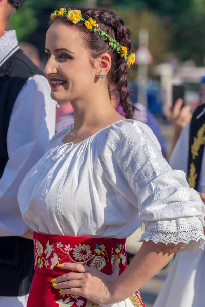 Timisoara Roumanie Juillet 2018 Jeune Femme Roumaine Costume Traditionnel Présente — Photo