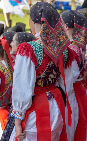 蒂米什瓦拉 罗马尼亚 2018年7月5日 来自斯洛伐克的年轻妇女身着传统服装 出席了由大会堂组织的国际民俗节 国际红心节 蒂米什瓦拉 — 图库照片