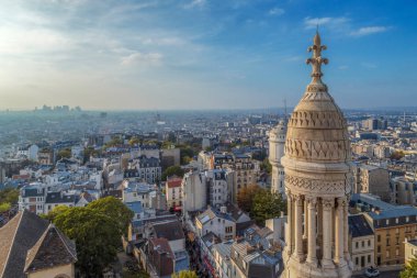 Çatı ve Sacre Coeur Bazilikası'na havadan görünümden. Paris, Fransa.